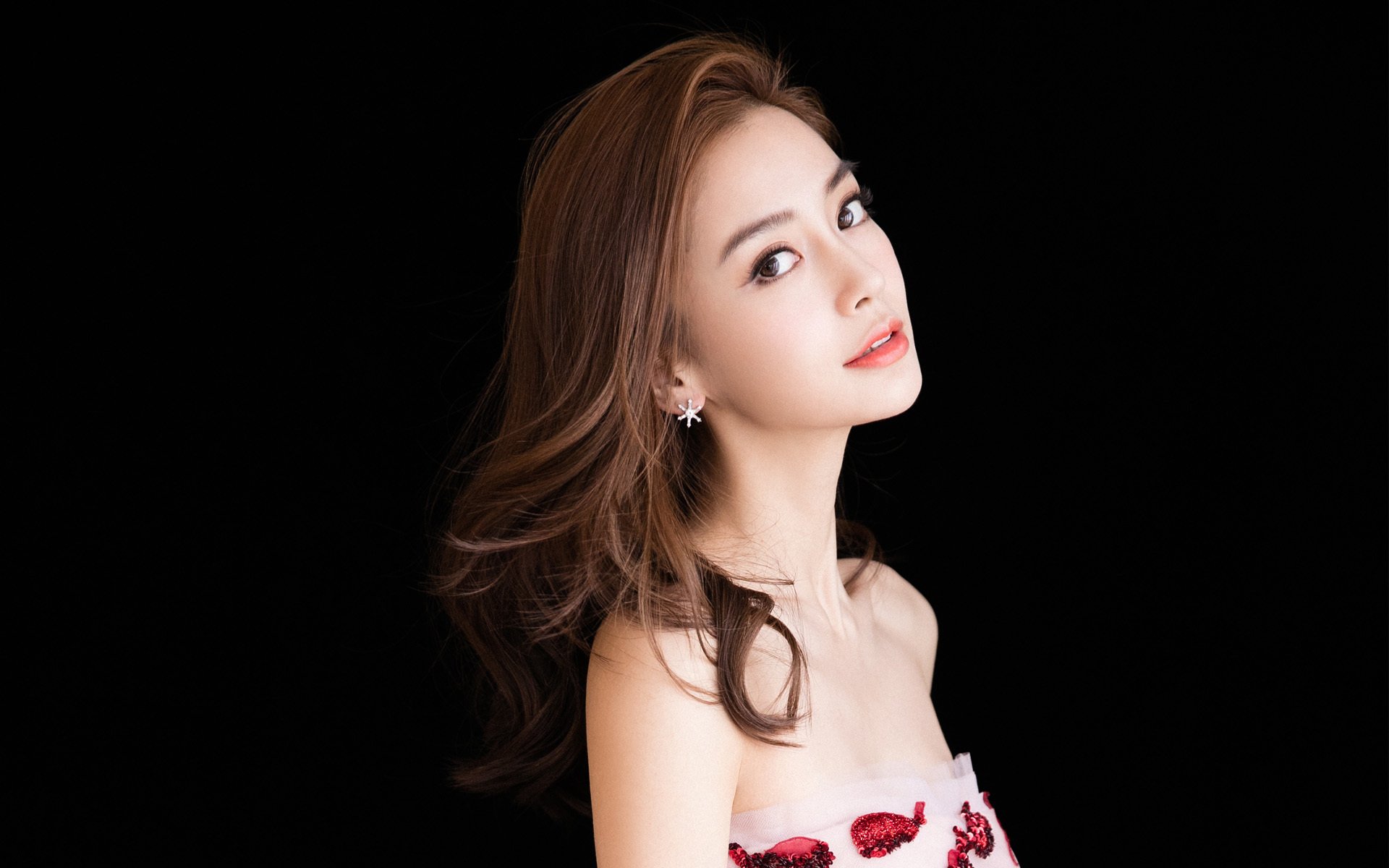 开云官网APP下载-支持女运动员：台球中的性别平等发展，打台球的女运动员