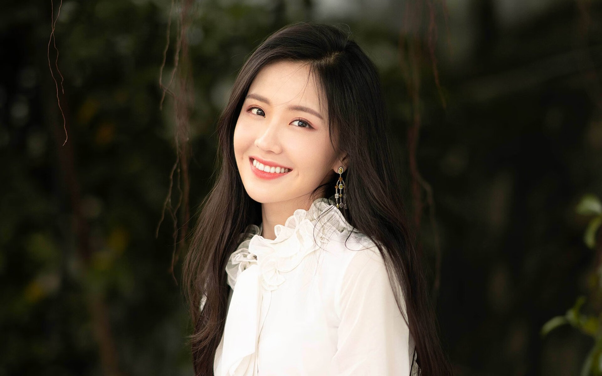 支持女运动员：台球中的性别平等发展，打台球的女运动员