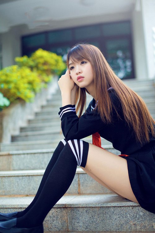 赛场上紧张对决,球员展现高超技术,比赛现场紧张有序