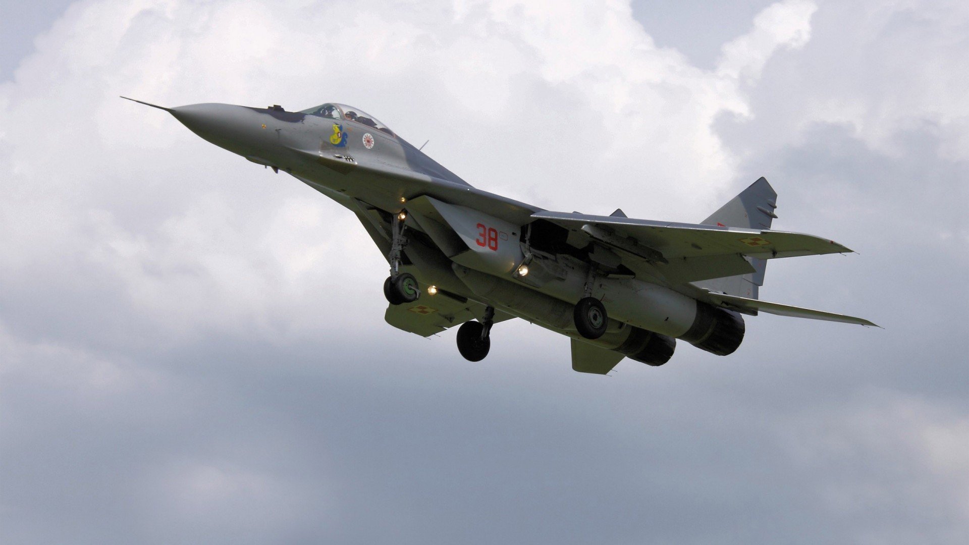 詹姆斯赛场边鼓励失误队友展现包容,听听詹姆斯赛后的发言, 绝对是听到了球迷的心声